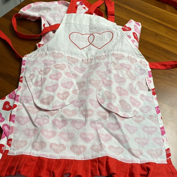 Mommy and Me Matching Valentine Aprons NWOT - Picture 7 of 9
